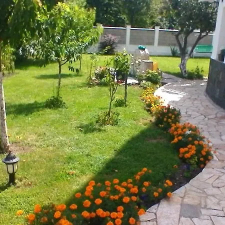 In Golden Sands Park Near The Sea Apartman