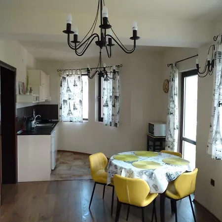 In Golden Sands Park Near The Sea Apartman *